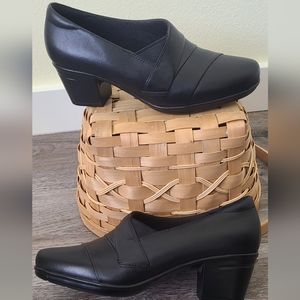 NEW!  Clarks black leather career heels, 7W